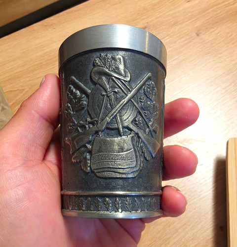Zinnbecher mit reliefdekor - zinnbecher,